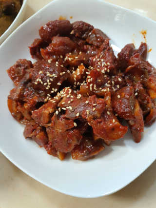 쿡스딜리 매콤족발+커리족발+무김치+마늘소스 — 5점을 준 리뷰어가 2020년 6월 올린 사용 사진