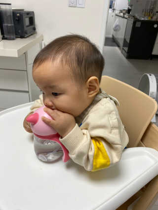 유비맘 트라이탄 코니빨대컵_컬러 랜덤 발송 — 4점을 준 리뷰어가 2020년 11월 올린 사용 사진