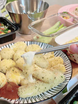 가치식탁 리얼치즈스틱, 리얼크림치즈볼 — 5점을 준 리뷰어가 2020년 4월 올린 사용 사진