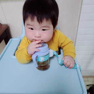 유비맘 젖병 빨대컵 다용도 홀더 1+1 _ 컬러 랜덤 발송 — 5점을 준 리뷰어가 2020년 12월 올린 사용 사진