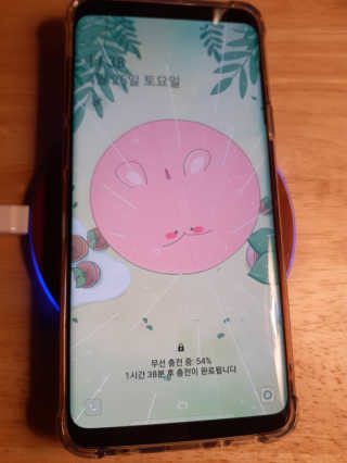 세비즈 원형 무선충전패드 FC09 — 4점을 준 리뷰어가 2020년 4월 올린 사용 사진