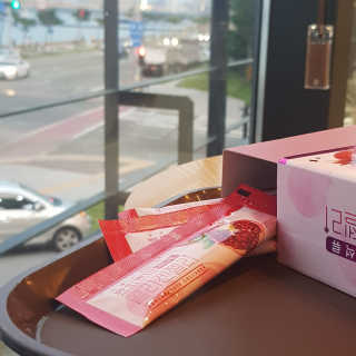 헬스업_쁘띠쁘띠석류콜라겐젤리_20g x 14포 — 5점을 준 리뷰어가 2020년 8월 올린 사용 사진