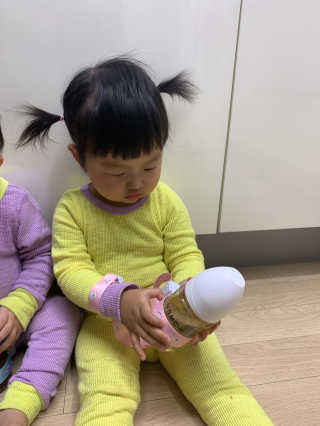 유비맘 젖병 빨대컵 다용도 홀더 1+1 _ 컬러 랜덤 발송 — 5점을 준 리뷰어가 2020년 12월 올린 사용 사진