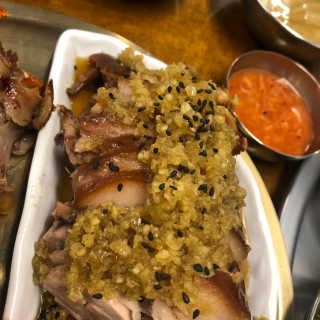 [동네맛집족발] 4개 족발 중 택1 — 5점을 준 리뷰어가 2020년 4월 올린 사용 사진