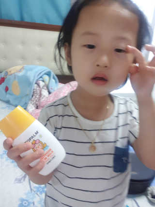 아토팜 야외놀이 선밀크 SPF50+ PA+++ — 4점을 준 리뷰어가 2020년 5월 올린 사용 사진