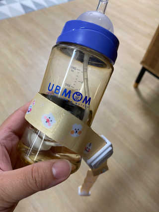 유비맘 젖병 빨대컵 다용도 홀더 1+1 _ 컬러 랜덤 발송 — 4점을 준 리뷰어가 2020년 10월 올린 사용 사진