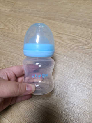 유비맘 신생아젖병 120ml 트리플팩_ 젖꼭지 포함 — 5점을 준 리뷰어가 2020년 8월 올린 사용 사진