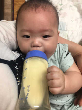 유비맘 PPSU 젖병 노꼭지_260ml_컬러 랜덤 발송 — 5점을 준 리뷰어가 2020년 6월 올린 사용 사진