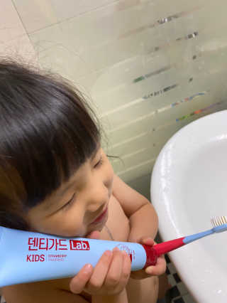 대웅제약 [덴티가드랩] 6-13세 키즈 어린이 칫솔, 치약 패키지 — 5점을 준 리뷰어가 2020년 10월 올린 사용 사진
