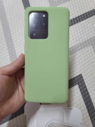 브이에스컴퍼니 [케이맥스] 라이트핏 실리콘 젤리 폰케이스 — 5점을 준 리뷰어가 2020년 6월 올린 사용 사진