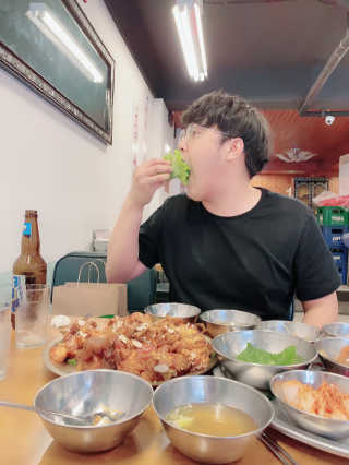 [동네맛집족발] 4개 족발 중 택1 — 5점을 준 리뷰어가 2020년 6월 올린 사용 사진