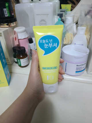 IO 아이오 오늘도 넌 눈부셔 - 데일리 스크럽 클렌징폼 — 5점을 준 리뷰어가 2020년 12월 올린 사용 사진