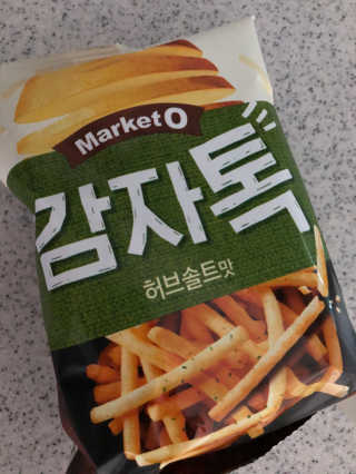 마켓오 감자톡 허브솔트맛/매콤달콤맛 — 5점을 준 리뷰어가 2020년 6월 올린 사용 사진