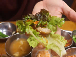 [동네맛집족발] 4개 족발 중 택1 — 5점을 준 리뷰어가 2020년 6월 올린 사용 사진
