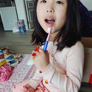 대웅제약 [덴티가드랩] 3-6세 엔젤 아기 칫솔, 치약 패키지 — 5점을 준 리뷰어가 2020년 10월 올린 사용 사진