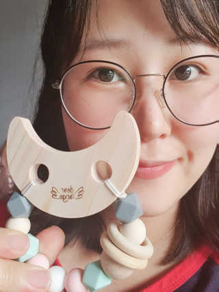 디어랑쥬 친환경 편백나무 원목 치발기 겸 딸랑이_달 — 5점을 준 리뷰어가 2020년 5월 올린 사용 사진