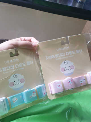 유비맘 젖병 빨대컵 다용도 홀더 1+1 _ 컬러 랜덤 발송 — 5점을 준 리뷰어가 2020년 9월 올린 사용 사진