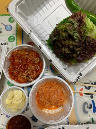 [동네맛집족발] 4개 족발 중 택1 — 5점을 준 리뷰어가 2020년 4월 올린 사용 사진