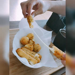 가치식탁 리얼치즈스틱, 리얼크림치즈볼 — 5점을 준 리뷰어가 2020년 8월 올린 사용 사진