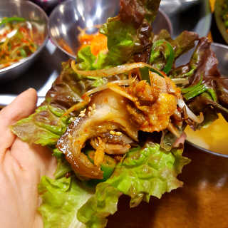 [동네맛집족발] 4개 족발 중 택1 — 5점을 준 리뷰어가 2020년 5월 올린 사용 사진