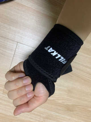 필캣 터널증후군 손목 보호대 — 4점을 준 리뷰어가 2020년 4월 올린 사용 사진
