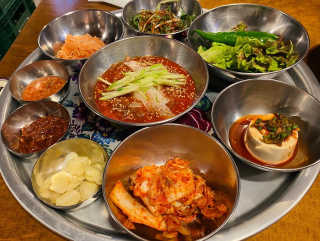 [동네맛집족발] 4개 족발 중 택1 — 5점을 준 리뷰어가 2020년 7월 올린 사용 사진