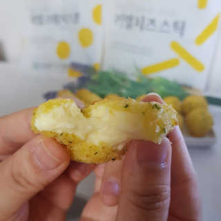 가치식탁 리얼치즈스틱, 리얼크림치즈볼 — 5점을 준 리뷰어가 2020년 9월 올린 사용 사진