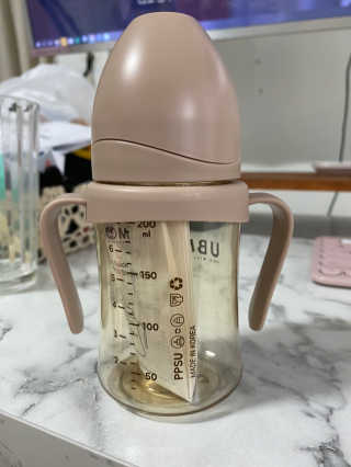 유비맘 샘방지 PPSU 빨대컵_컬러 랜덤 발송 — 5점을 준 리뷰어가 2020년 8월 올린 사용 사진