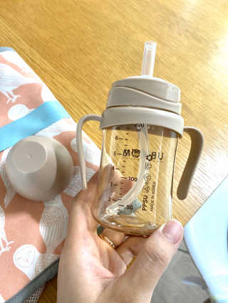 유비맘 샘방지 PPSU 빨대컵_컬러 랜덤 발송 — 1.5점을 준 리뷰어가 2020년 8월 올린 사용 사진