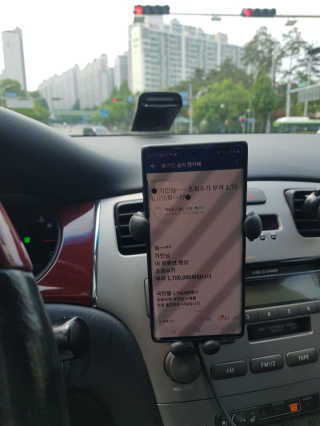 세비즈 차량용 스마트폰 무선충전기 CR1 — 4점을 준 리뷰어가 2020년 5월 올린 사용 사진