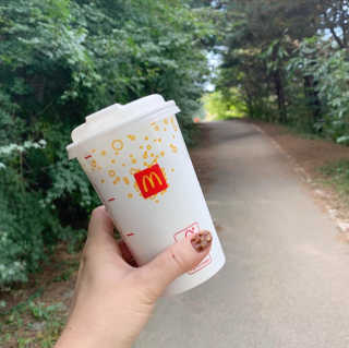 한국맥도날드 맥도날드 빨대가 필요없는 뚜껑이 — 5점을 준 리뷰어가 2020년 10월 올린 사용 사진
