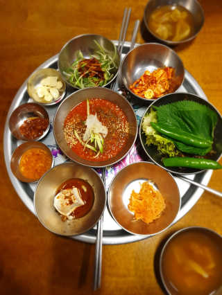 [동네맛집족발] 4개 족발 중 택1 — 5점을 준 리뷰어가 2020년 4월 올린 사용 사진