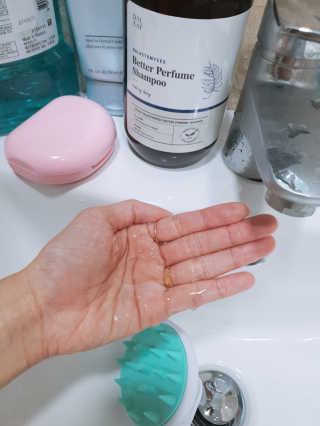 달리프 베러 퍼퓸 샴푸 1000ml 레이니데이 or 일랑로즈 — 5점을 준 리뷰어가 2020년 4월 올린 사용 사진