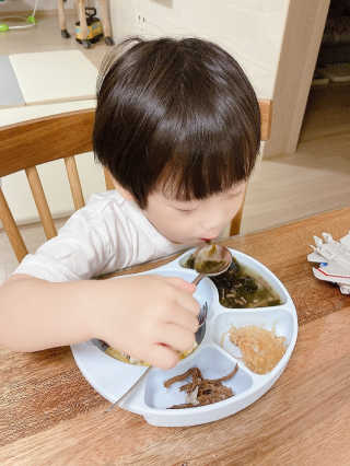 유비맘 캐릭터 실리콘 흡착 식판_색상 랜덤발송 — 5점을 준 리뷰어가 2020년 9월 올린 사용 사진