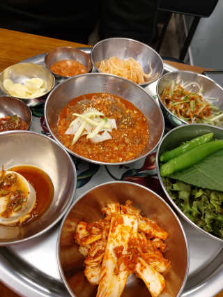 [동네맛집족발] 4개 족발 중 택1 — 5점을 준 리뷰어가 2020년 6월 올린 사용 사진