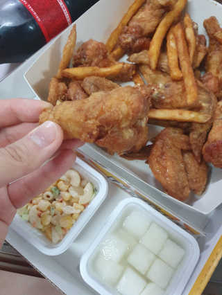 네네치킨 소이크런치윙봉 — 3점을 준 리뷰어가 2020년 4월 올린 사용 사진