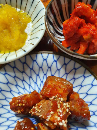 쿡스딜리 매콤족발+커리족발+무김치+마늘소스 — 5점을 준 리뷰어가 2020년 6월 올린 사용 사진