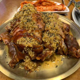 [동네맛집족발] 4개 족발 중 택1 — 5점을 준 리뷰어가 2020년 4월 올린 사용 사진