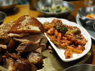 [동네맛집족발] 4개 족발 중 택1 — 5점을 준 리뷰어가 2020년 5월 올린 사용 사진