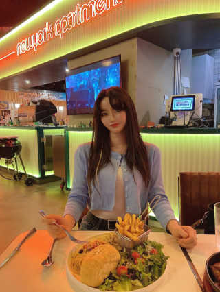 뉴욕아파트먼트 합정점 [뉴욕아파트먼트 오리지날그릴] 4만원 이용권 — 4.5점을 준 리뷰어가 2020년 9월 올린 사용 사진