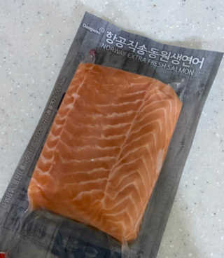 동원산업 항공직송 동원생연어_400g — 4.5점을 준 리뷰어가 2020년 5월 올린 사용 사진
