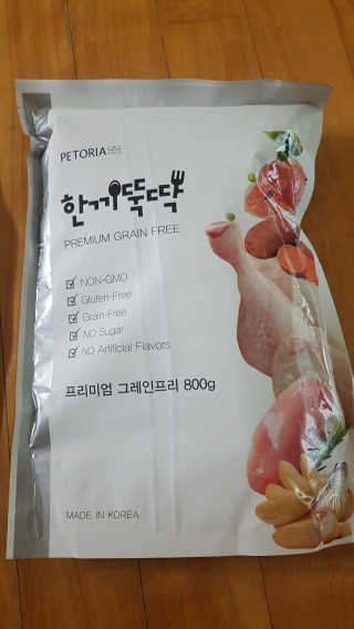펫토리아 한끼뚝딱 프리미엄 고양이사료_그레인프리/헤어볼케어 — 5점을 준 리뷰어가 2020년 6월 올린 사용 사진