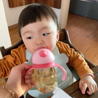 유비맘 트라이탄 코니빨대컵_컬러 랜덤 발송 — 5점을 준 리뷰어가 2020년 11월 올린 사용 사진