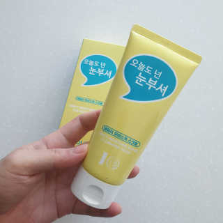 IO 아이오 오늘도 넌 눈부셔 - 데일리 스크럽 클렌징폼 — 5점을 준 리뷰어가 2020년 12월 올린 사용 사진