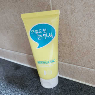 IO 아이오 오늘도 넌 눈부셔 - 데일리 스크럽 클렌징폼 — 5점을 준 리뷰어가 2020년 12월 올린 사용 사진