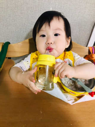 유비맘 샘방지 PPSU 빨대컵_컬러 랜덤 발송 — 4점을 준 리뷰어가 2020년 8월 올린 사용 사진