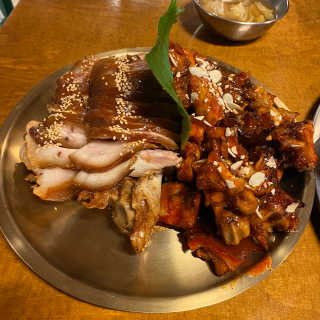 [동네맛집족발] 4개 족발 중 택1 — 4점을 준 리뷰어가 2020년 4월 올린 사용 사진