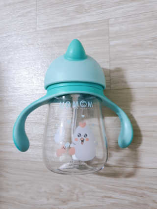 유비맘 트라이탄 코니빨대컵_컬러 랜덤 발송 — 5점을 준 리뷰어가 2020년 10월 올린 사용 사진