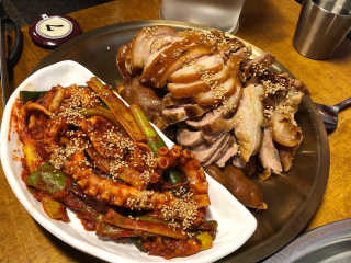 [동네맛집족발] 4개 족발 중 택1 — 5점을 준 리뷰어가 2020년 4월 올린 사용 사진