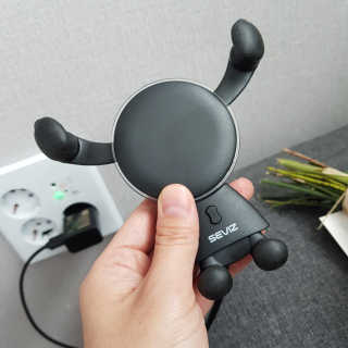 세비즈 차량용 스마트폰 무선충전기 CR1 — 5점을 준 리뷰어가 2020년 5월 올린 사용 사진